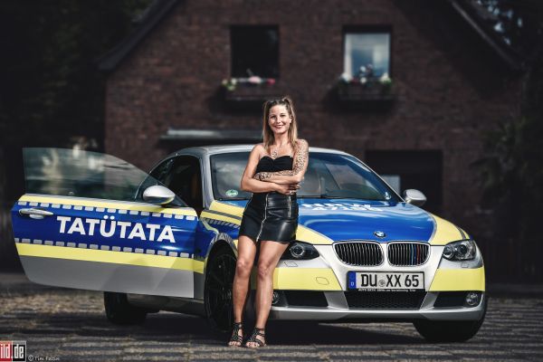 Jaqueline und Ihr Fake Polizeiauto